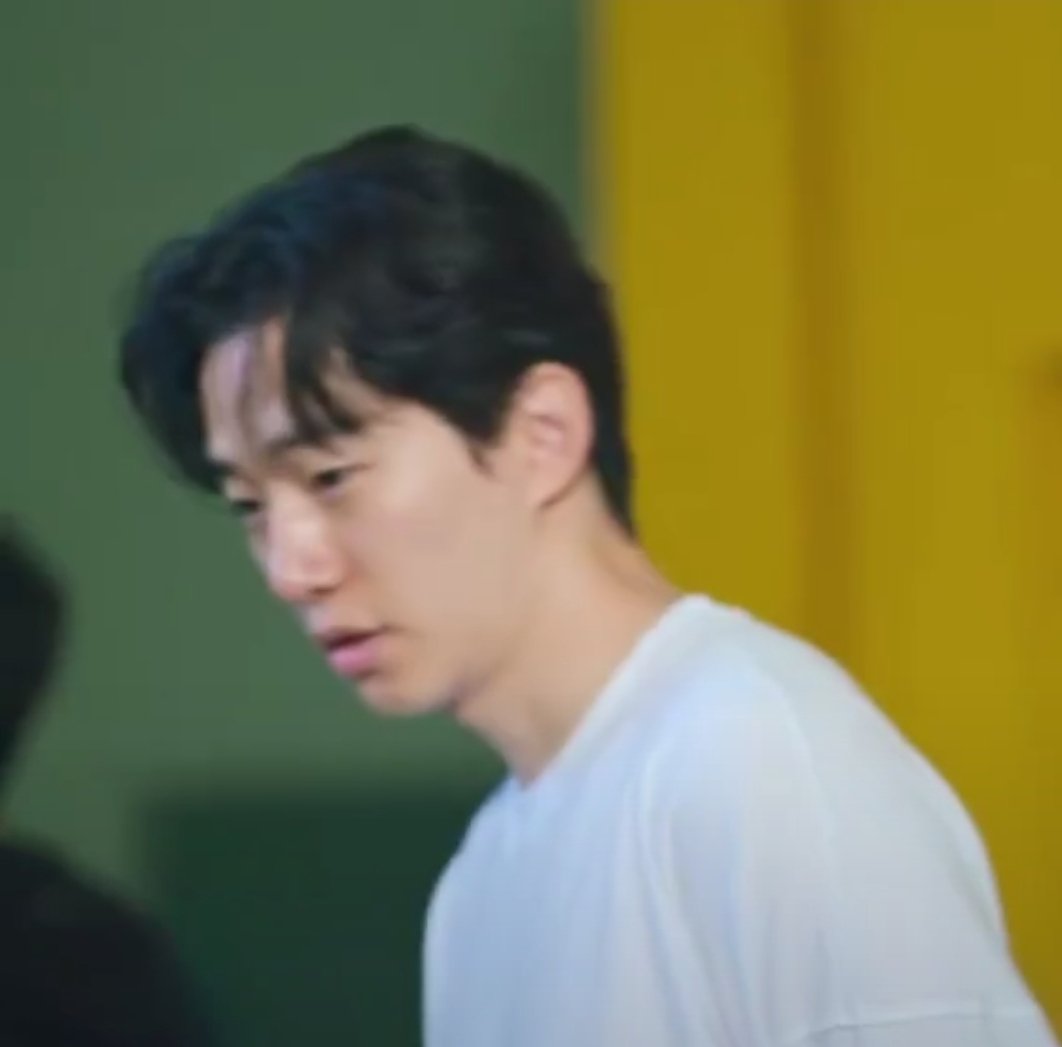 RCK2172's tweet photo. In this picture, you can really see that Lee John-ho drinks a lot, and this is what his face looks like after heavy drinking; there’s no makeup—this is his real face https://t.co/MoArtQLgzQ