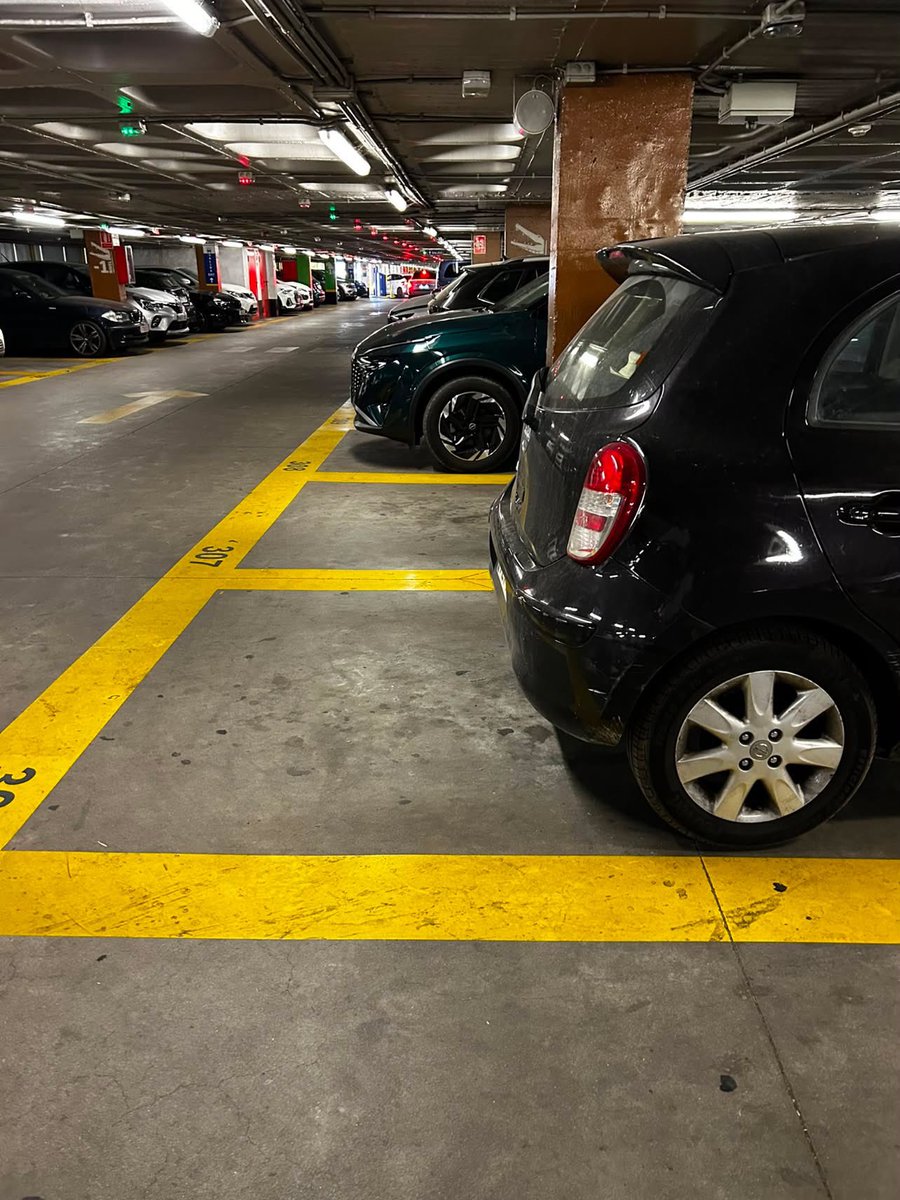 LiosdeVecinos's tweet photo. Mientras tanto en un parking público de Cádiz… https://t.co/b8iiK5dQTj