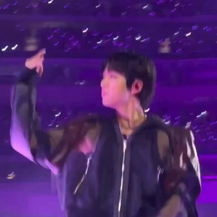 Meredith642347's tweet photo. Important reminder for ARMY: During yesterday’s show, Seokjin was sprayed with a water gun. He clearly asked the person to stop, as wet floors can be dangerous for BTS and dancers. Let’s support them respectfully and safely. https://t.co/ruyvamRvHE