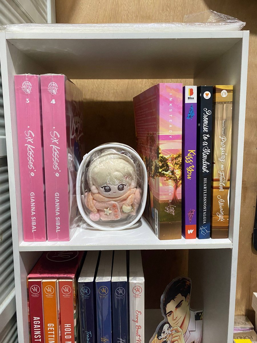 alessarusse's tweet photo. sobrang ganda tignan ng six kisses sa book shelf ko aaaa excited na ako macomplete hoops &amp; f8! https://t.co/qLoSUq3XgO