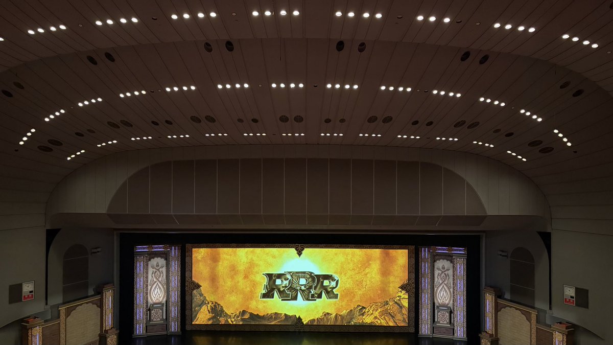 masatotoy's tweet photo. リセールで星組さん観劇でした⭐️
２階席からだと　また、違った見え方で新鮮でした☺️
今日は、命日なので劇場のソファ越しに手を合わせてきました🙏
星組さん、今日も熱く、素晴らしかったです☺️
ありちゃんが飛び蹴りする場面は、やっぱり、痺れます☺️
天飛さんも熱唱されてて、カッコ良かったです✨ https://t.co/VkKlszyFqc