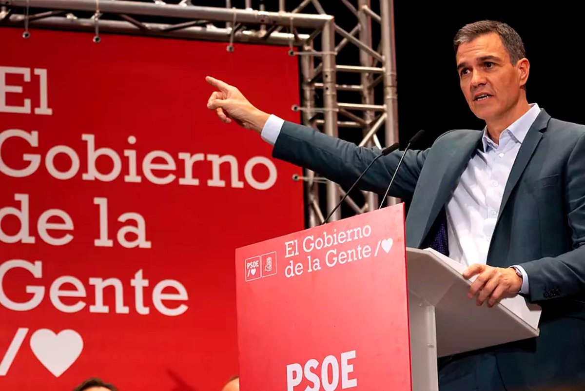 JosemaVallejo's tweet photo. Invades Ceuta: el gobierno te protege.
Okupas casas: el gobierno te protege.
Acampas en Sol: el gobierno te protege.

Vives en Ceuta: el gobierno te abandona.
Okupan tu casa: el gobierno te abandona.
Eres vecino de Sol: el gobierno te abandona.

Gobierno de la gente o la gentuza? https://t.co/FT2KKXzuxC