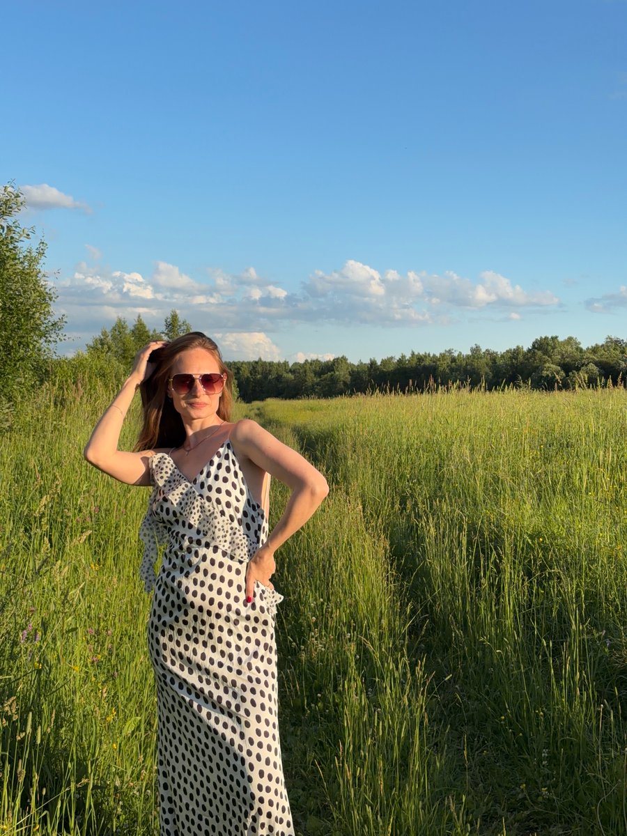 HUNTIKARUN's tweet photo. There comes a time in young women’s lives when they suddenly bloom like summer roses; that time had come for Fenichka. Everything favored it, even the July heat. https://t.co/qMMlJ3XIRk