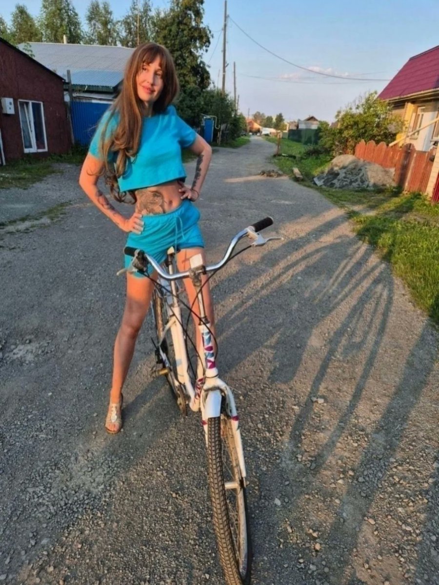 fernanda_drt's tweet photo. Summer in the village: my old bike, the most comfortable and beloved—not those sporty ones where you have to ride almost lying down, like a shrimp. https://t.co/gr6ivXbBXQ