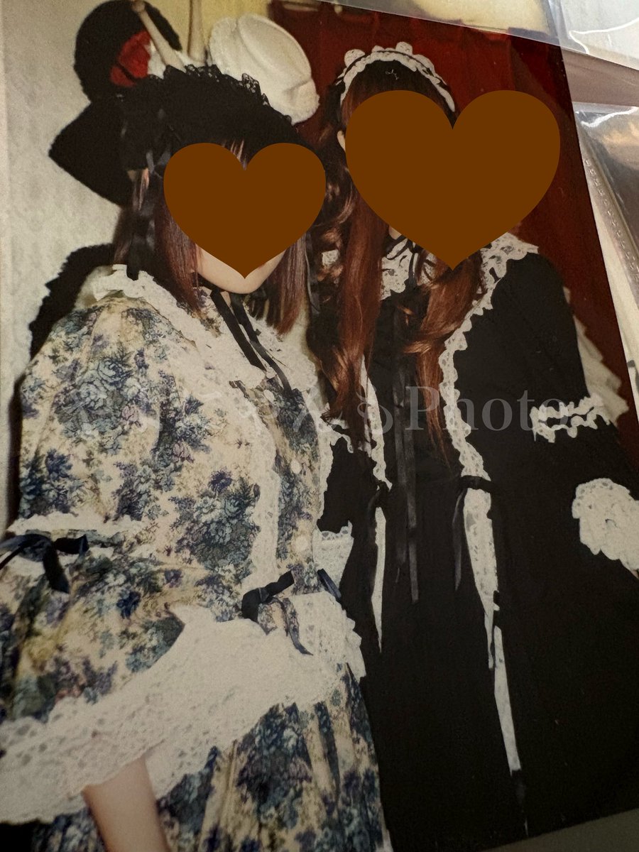 yayonyanmo's tweet photo. 2000年のMetamorphoseの店内お茶会に行った時の写真が出てきた！
大阪堀江にSHOPがあった頃

アンティークブーケワンピースの姫袖を着てるお姉様たちに憧れて
16歳有り合わせロリータ服の私が声をかけてカメラで撮った写真

このお洋服はあの頃の憧れが蘇る🤍
何歳になってもロリータは着てたいね🌹 https://t.co/TJMf1rlAoa