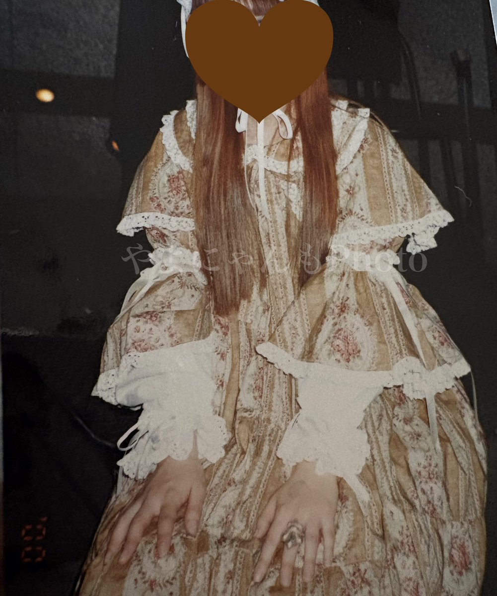 yayonyanmo's tweet photo. 2000年のMetamorphoseの店内お茶会に行った時の写真が出てきた！
大阪堀江にSHOPがあった頃

アンティークブーケワンピースの姫袖を着てるお姉様たちに憧れて
16歳有り合わせロリータ服の私が声をかけてカメラで撮った写真

このお洋服はあの頃の憧れが蘇る🤍
何歳になってもロリータは着てたいね🌹 https://t.co/TJMf1rlAoa