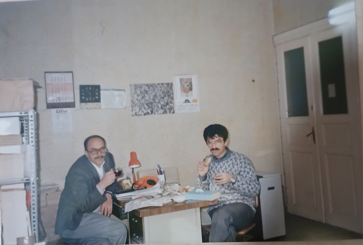 interyayinlari's tweet photo. "Başladı işe,
Bitirdi işi...
Başlarken işe avaz avaz bağırmadı.
Bitirdi ve:
- Gelin seyredin, diye
dört yanı çağırmadı...
O milyonların milyonda biridir.
O bir sıra neferidir.
Damarlarındaki bilmem hangi soyun kanı değil..
O bir yarış hayvanı değil.
Yüzü herkesin yüzüne benzer.
Su içer ağzıyla
ayaklarıyla gezer...
Onun için; başlayan, biten, başlayan iş var,
sorgu soruş yok..
Gidiş var.
Duruş yok...
O milyonların milyonda biridir.
O bir sıra neferidir..."

Kurucumuz Ali Yavuz Çengeloğlu’nu  Ölümünün 24. Yıldönümünde anıyoruz

Sinevizyon
Konuşmalar
İnter Yayınları çevirmenleri Mehmet Ali İnci, Saliha N. Kaya, Süheyla Kaya’nın katılımıyla

📅4 Ekim 2026 Pazar
🕑14.00
📍Nostalji Kitap & Kahve
Bozkurt Mah. Bilezikçi Sokak No 29
Osmanbey/Şişli/İstanbul