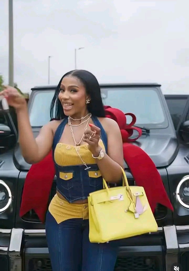 MercyObidake's tweet photo. βNew age, new keysβ β Mercy Ekeβs man surprises her with a 680 M!llion naira Mercedes-AMG G63 for her birthday.
#mercyeke #bbnaija https://t.co/zHsrY5cco5