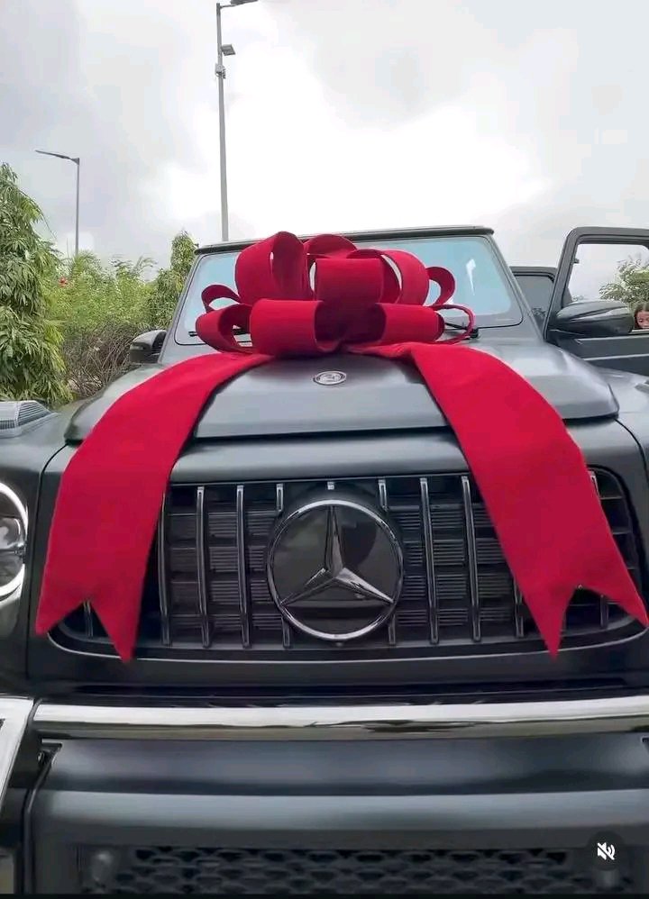 MercyObidake's tweet photo. βNew age, new keysβ β Mercy Ekeβs man surprises her with a 680 M!llion naira Mercedes-AMG G63 for her birthday.
#mercyeke #bbnaija https://t.co/zHsrY5cco5
