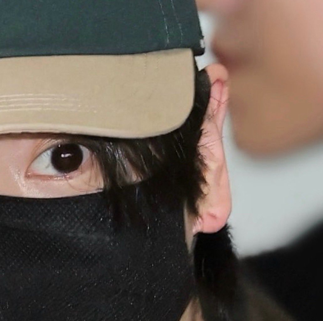 IMGOLDENCARD's tweet photo. Jungkook’s piercing looks so red. I wonder if he’s allergic to those Chrome Hearts earrings https://t.co/IBqKMEaonu