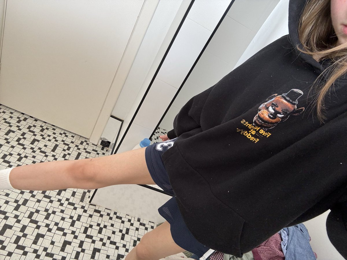 tiniestcals's tweet photo. hiya hiya i’m a fat fuck i’m ordering pizza w my lil sister but i’ve already eaten nearly 700 cals so i might just throw up the pizza whomp whomp ill never be free from purging https://t.co/rNsLsT1UQ3