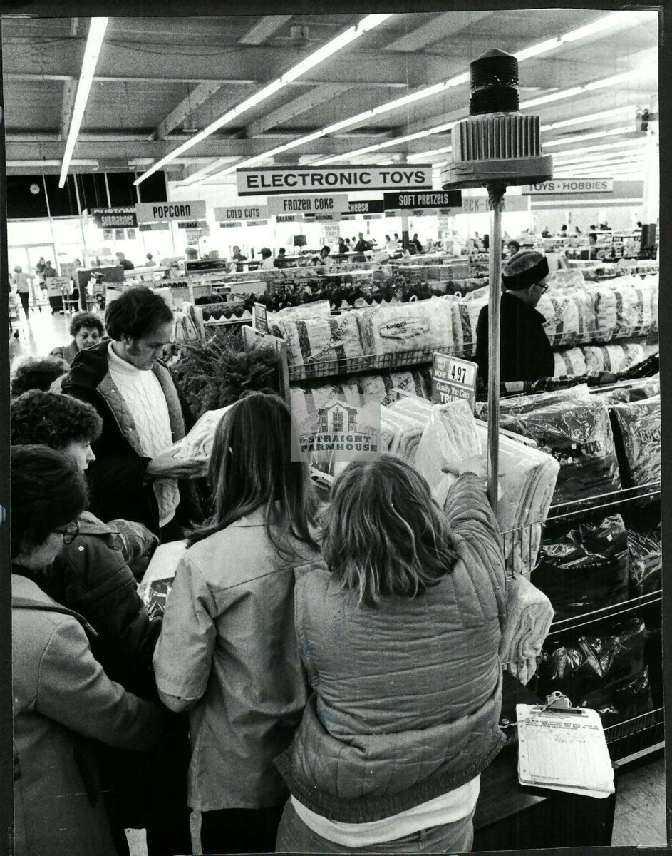 BannedintheUSSA's tweet photo. Sorry kids, but #Kmart was way scarier when it was in business than it is now, abandoned & rotting. {Shudders} π¬πΛ. ΰ
#Bluelightspecial #Suburbanhell #Middleclassmediocrity #RetailZombies #SpiritHalloween #liminalspaces https://t.co/qDGDjSYIlX