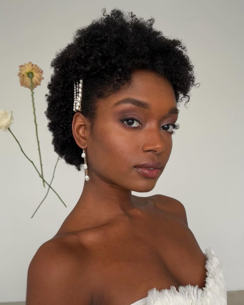 HernesGuaina's tweet photo. Love is in the hair with swoon-worthy bridal looks—from soft romance and editorial flair to fairytale glam. Featuring dreamy waves, pearl headbands, floral plaits, sparkling clips, and modern up-dos for every bride. https://t.co/vgfZmIZIpI