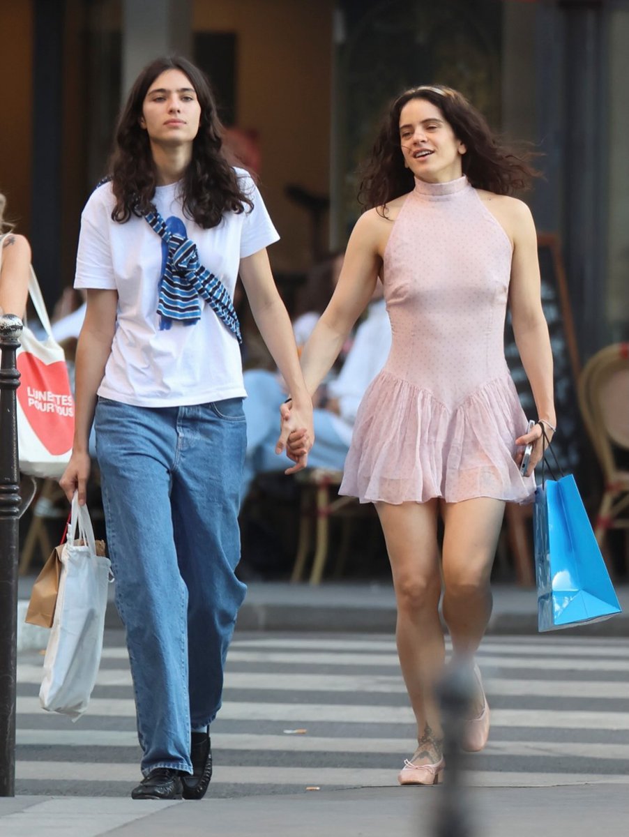 Oluwasunkanmi0's tweet photo. Rosalía and girlfriend Loli Bahía sharing a kiss during a shopping trip in Paris. https://t.co/5nzl6eLusm