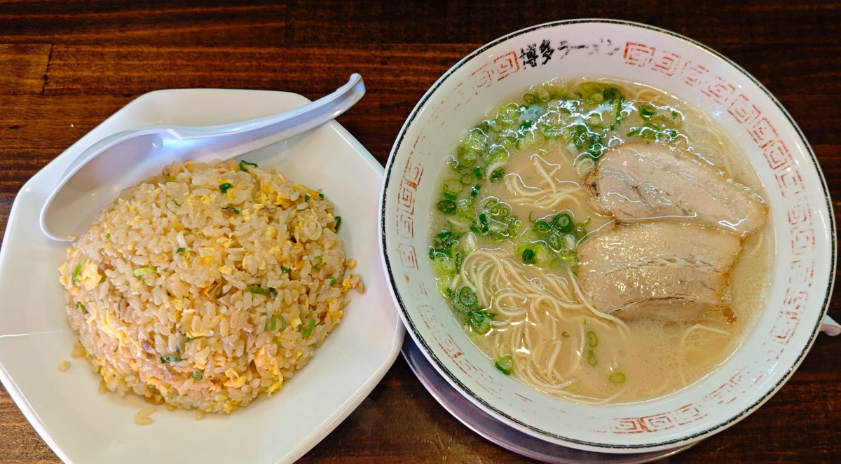 ramenriceshower's tweet photo. 【#兵庫グルメ】
綺麗な店内🍜
スープの色は薄いがちゃんと麺と絡みしっかり味が出ていた🤤チャーハンも味付けやしっとりとパラパラのちょうど良い加減で完璧👍替玉にタレがあるのも◎

Bセット(並に変更＋替玉) 1,380円
★★★★★
#ラーメン
#博多ラーメン片岡屋
#西飾磨駅
#��路市飾磨区
#どんぞこ https://t.co/Tz2F3VjU81