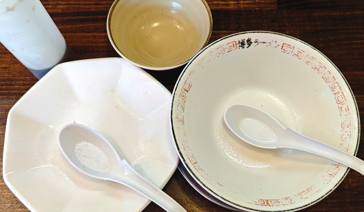 ramenriceshower's tweet photo. 【#兵庫グルメ】
綺麗な店内🍜
スープの色は薄いがちゃんと麺と絡みしっかり味が出ていた🤤チャーハンも味付けやしっとりとパラパラのちょうど良い加減で完璧👍替玉にタレがあるのも◎

Bセット(並に変更＋替玉) 1,380円
★★★★★
#ラーメン
#博多ラーメン片岡屋
#西飾磨駅
#��路市飾磨区
#どんぞこ https://t.co/Tz2F3VjU81