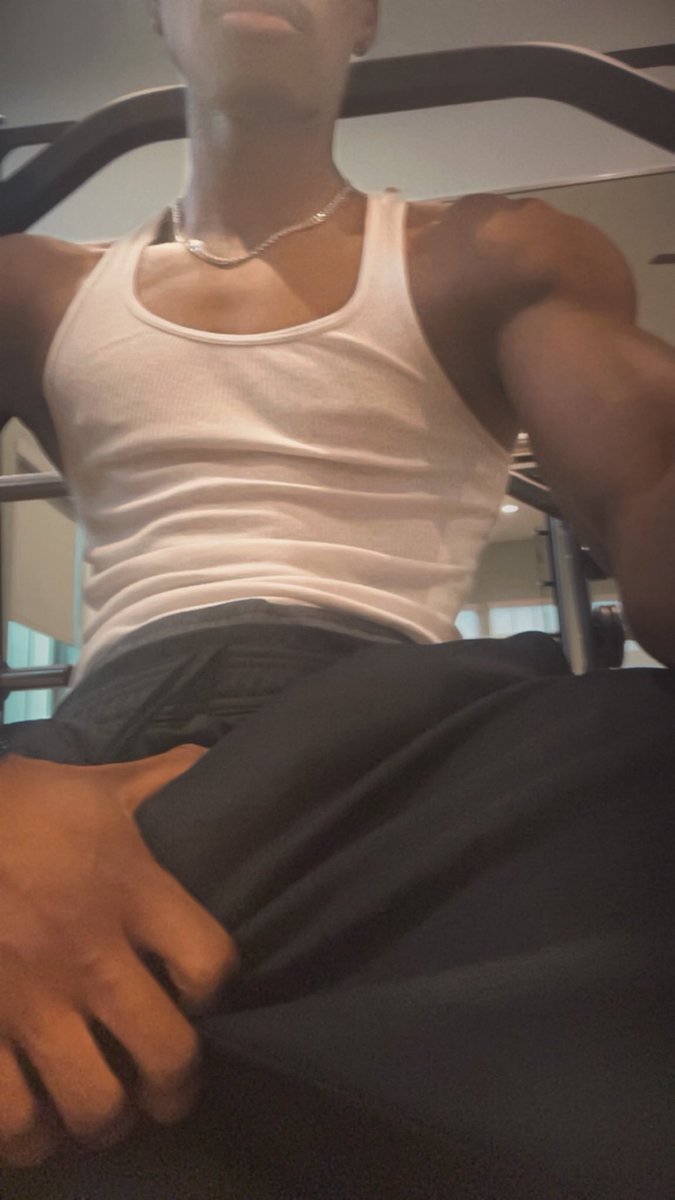 Jlilsmoov69's tweet photo. more gym bulge

#bbc #bigdick #bulge #nsfw https://t.co/oo2kxd5fLR