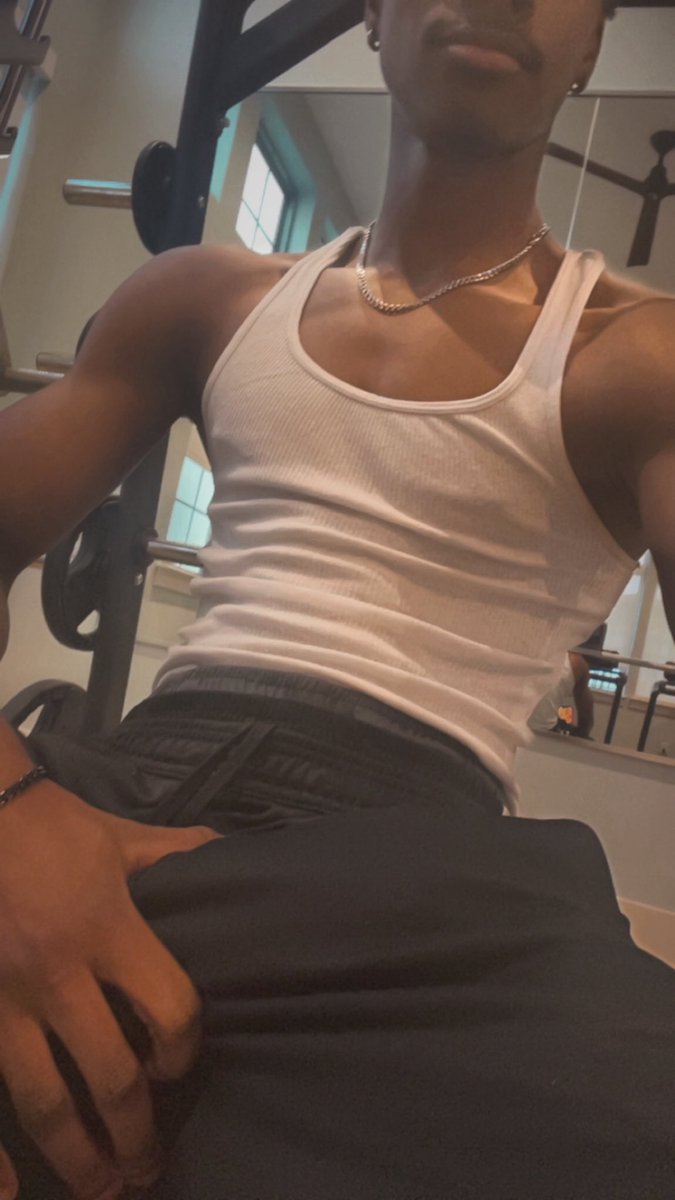 Jlilsmoov69's tweet photo. more gym bulge

#bbc #bigdick #bulge #nsfw https://t.co/oo2kxd5fLR