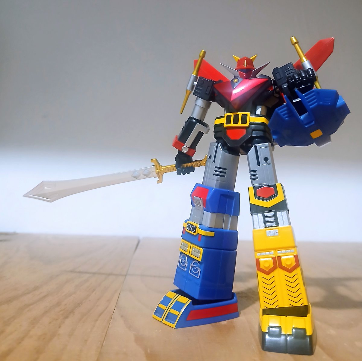 Desunutz1's tweet photo. Mechtember day 29
I don't know who god sigma is,but i really like his desing,and yeah i know he looks like voltron,but the convination of primary colors looks better in him,this figure looks and moves great,and the daicast on the legs it's a good deatail.
#toyphotography https://t.co/alH5Gy55Wq