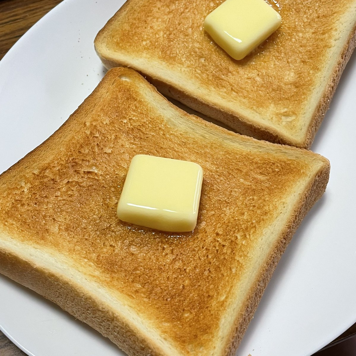 4XLRInO3FUSrmOA's tweet photo. 食パン🍞はこのくらい焼き目がついてる方がこのみ🥰

パン🍞太るからあまり食べない様にしてるんだけど、久々に食べると幸せな気持ちになる☺️✨ https://t.co/HVWnE8D7o9