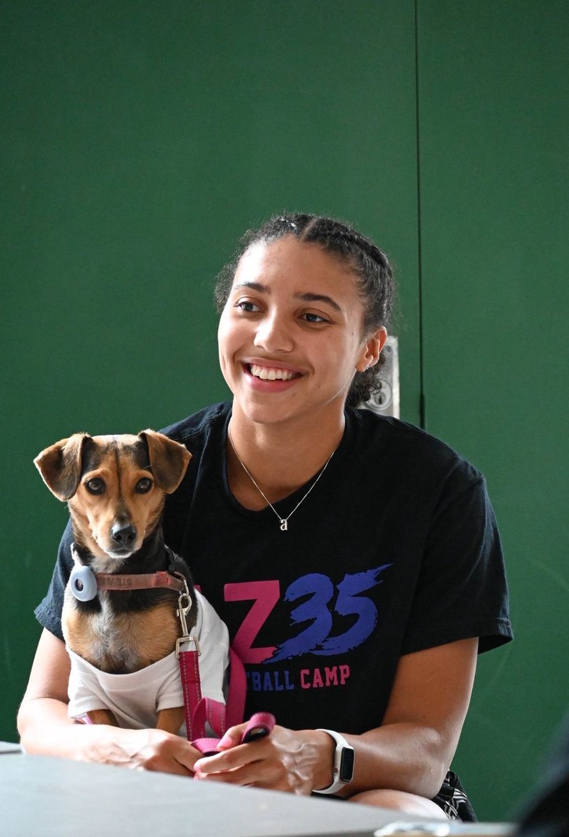 makswbb's tweet photo. someone on threads said that’s why azzi named her dog stewie😭‼️ https://t.co/2tRxhlqV5H