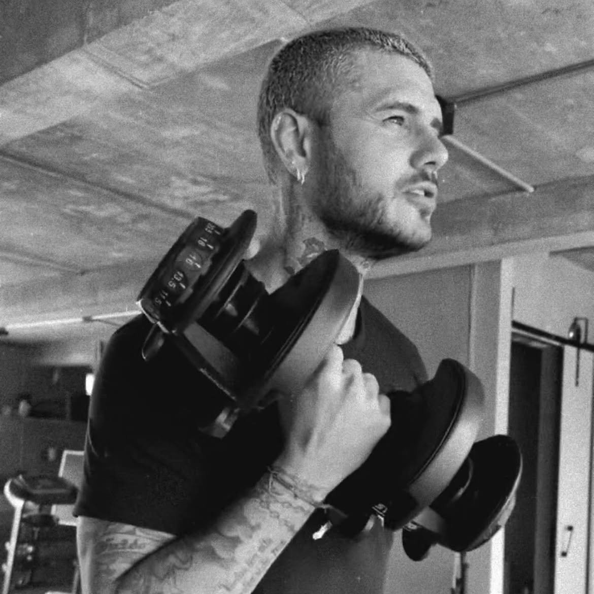 bpthaber's tweet photo. Yaz transfer döneminde takımsız kalan Mauro Icardi:

— İşsizliği başarısızlıkla karıştırıyorlar, ben buna hayatı garantiye almak diyorum.

— Sözleşmesiz olmayı seçeneksiz kalmakla karıştırıyorlar. Ben buna seçim özgürlüğü diyorum.

— Zamanımın sahibi olmak, geleceğimi güvence altına almak için çalıştım. Çalışmayı bıraksam da hayatım aynı şekilde devam eder.

— Benim için endişelenmenizi anlamıyorum. Rahatınıza bakın, huzur içinde ve bolca sevgiyle yaşayın. Ben zaten her şeye sahibim.