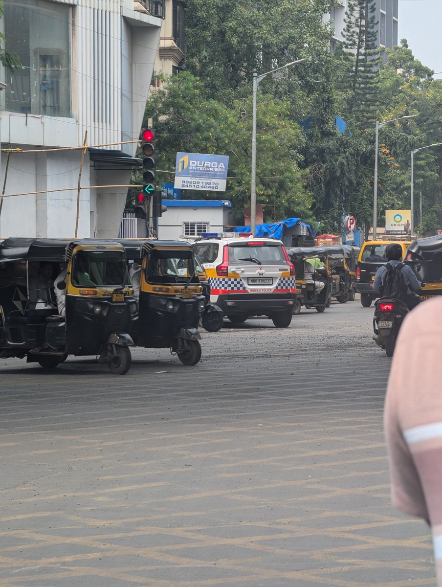 PiraiVarman1's tweet photo. Breaking the signal while ongoing trafic

Malad West, meeth chowki signal. Time 11 : 25 - 11 : 30

@MTPHereToHelp @MumbaiPolice 
Please do the needful
Mh01fb8237 https://t.co/H7soi1x6yc