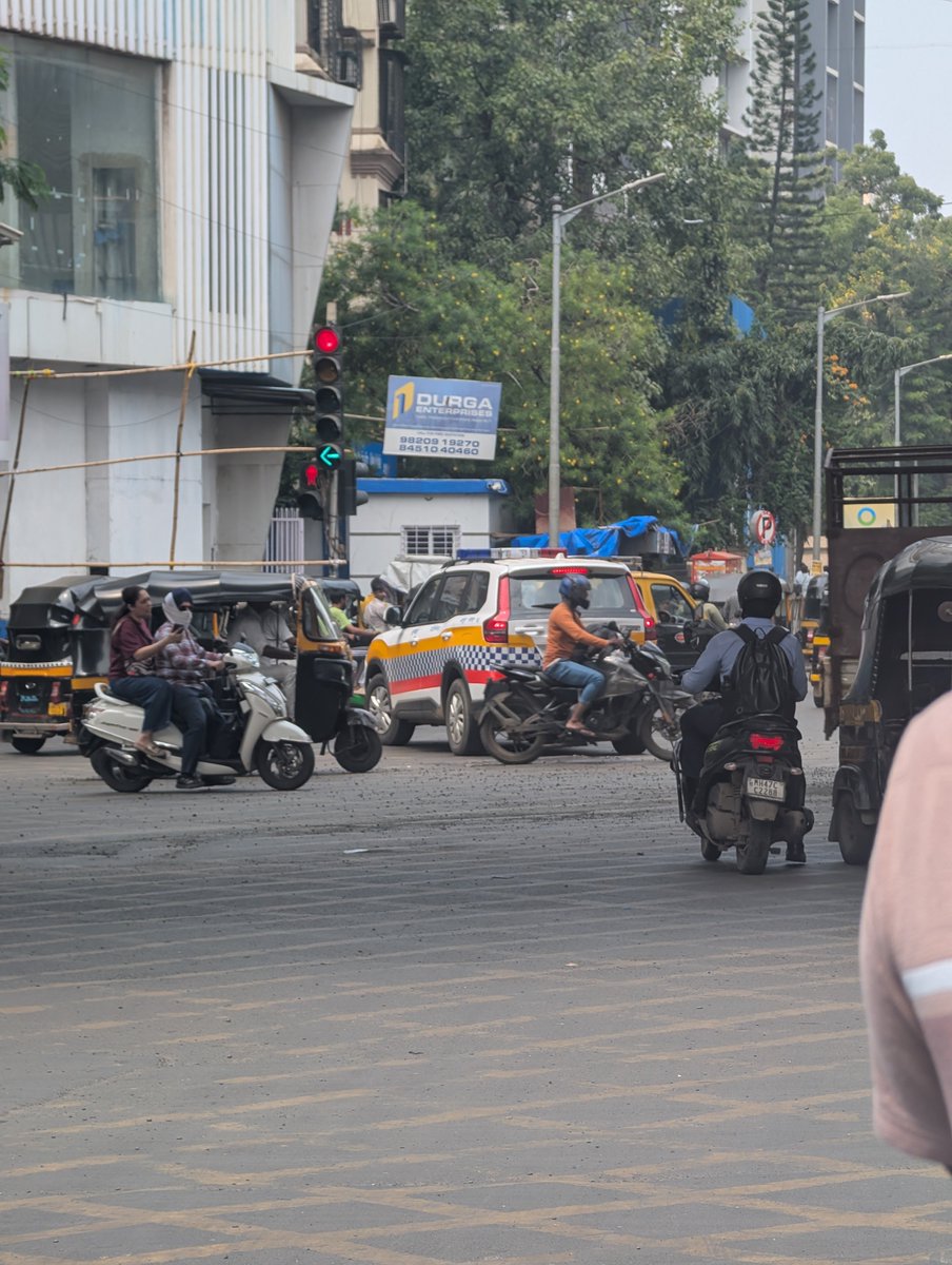 PiraiVarman1's tweet photo. Breaking the signal while ongoing trafic

Malad West, meeth chowki signal. Time 11 : 25 - 11 : 30

@MTPHereToHelp @MumbaiPolice 
Please do the needful
Mh01fb8237 https://t.co/H7soi1x6yc