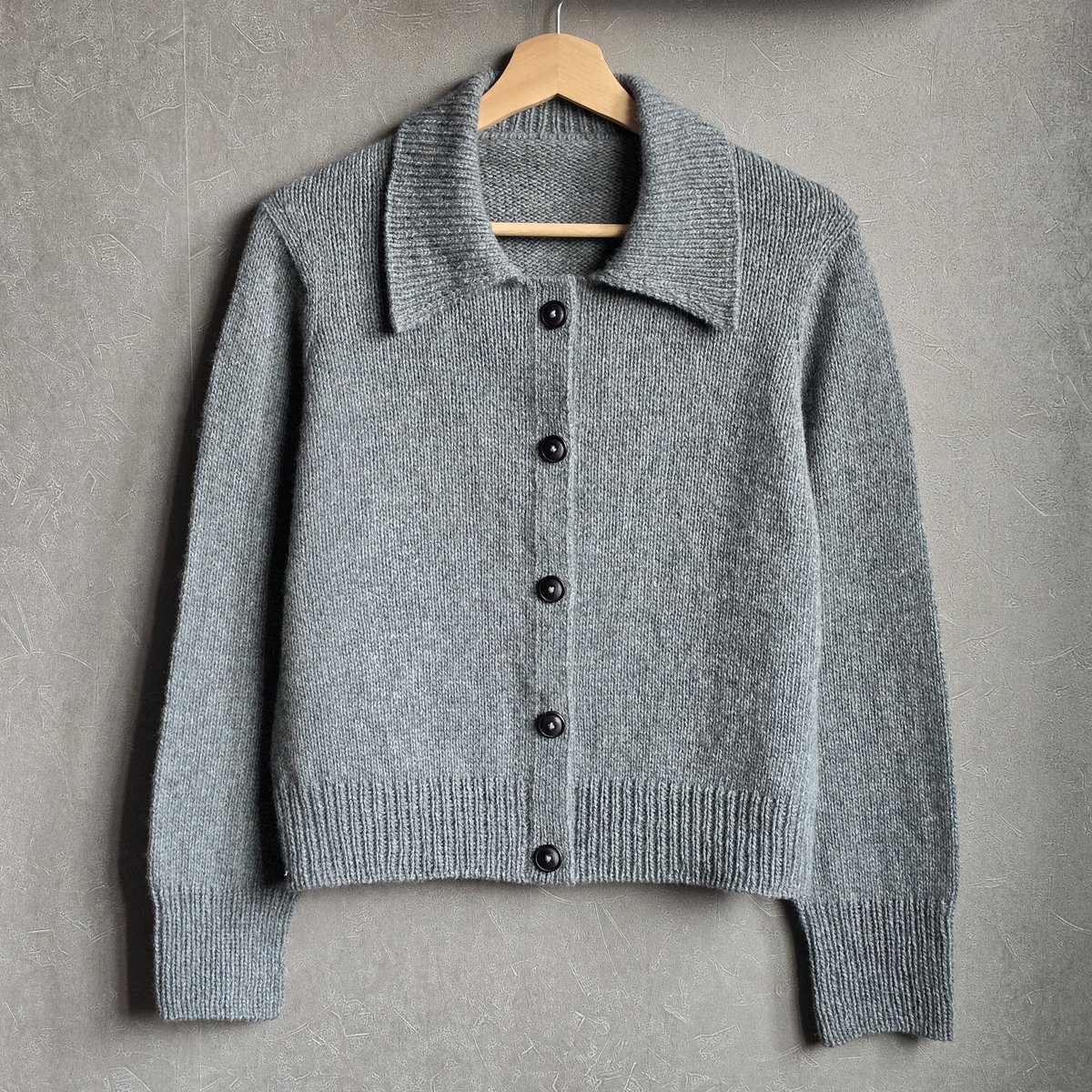 gauze_62045's tweet photo. 페트라 자켓 FO🧶🔥
나는 늘 원작이랑 다른 색으로 뜨는 편인데 (이유: 작가님보다 잘 뜰 자신없음 + 다양한 색상으로 보고싶음) 이건 그레이말고 떠오르는 색이 없었어요🥹
오랜만에 뜨는 무한 메리야스라 신나서 달렸습니다!

Yarn : 스위니트 야크
Gauge : 10×10cm 4mm_ 19 sts × 28 rows https://t.co/tzdlrEECNV