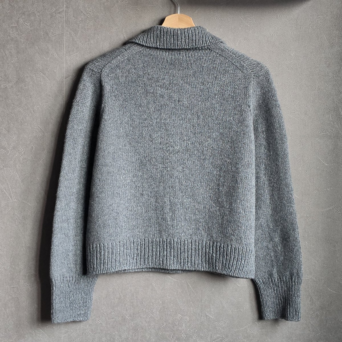 gauze_62045's tweet photo. 페트라 자켓 FO🧶🔥
나는 늘 원작이랑 다른 색으로 뜨는 편인데 (이유: 작가님보다 잘 뜰 자신없음 + 다양한 색상으로 보고싶음) 이건 그레이말고 떠오르는 색이 없었어요🥹
오랜만에 뜨는 무한 메리야스라 신나서 달렸습니다!

Yarn : 스위니트 야크
Gauge : 10×10cm 4mm_ 19 sts × 28 rows https://t.co/tzdlrEECNV