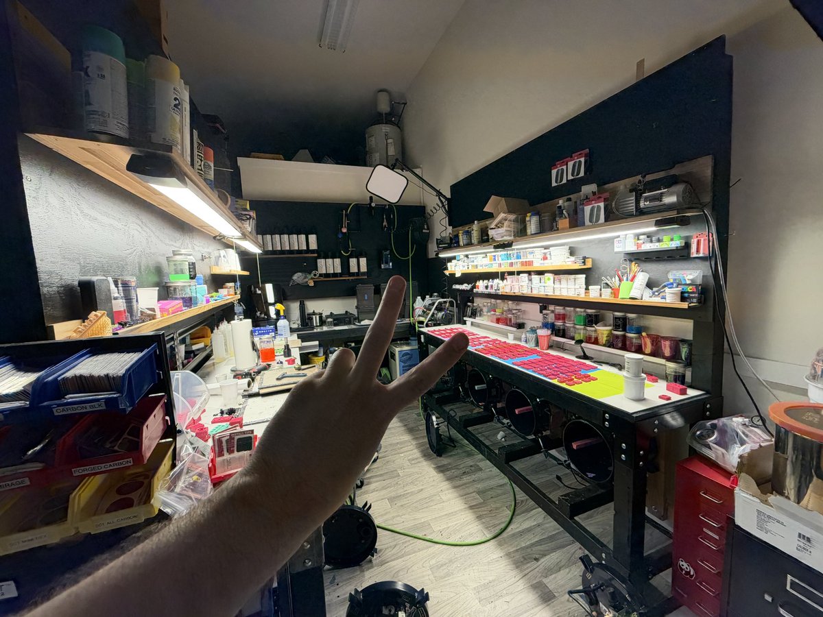 ColoredControls's tweet photo. Workin late tonight but have friends here so it’s chill :) https://t.co/2oHQZMO7lA