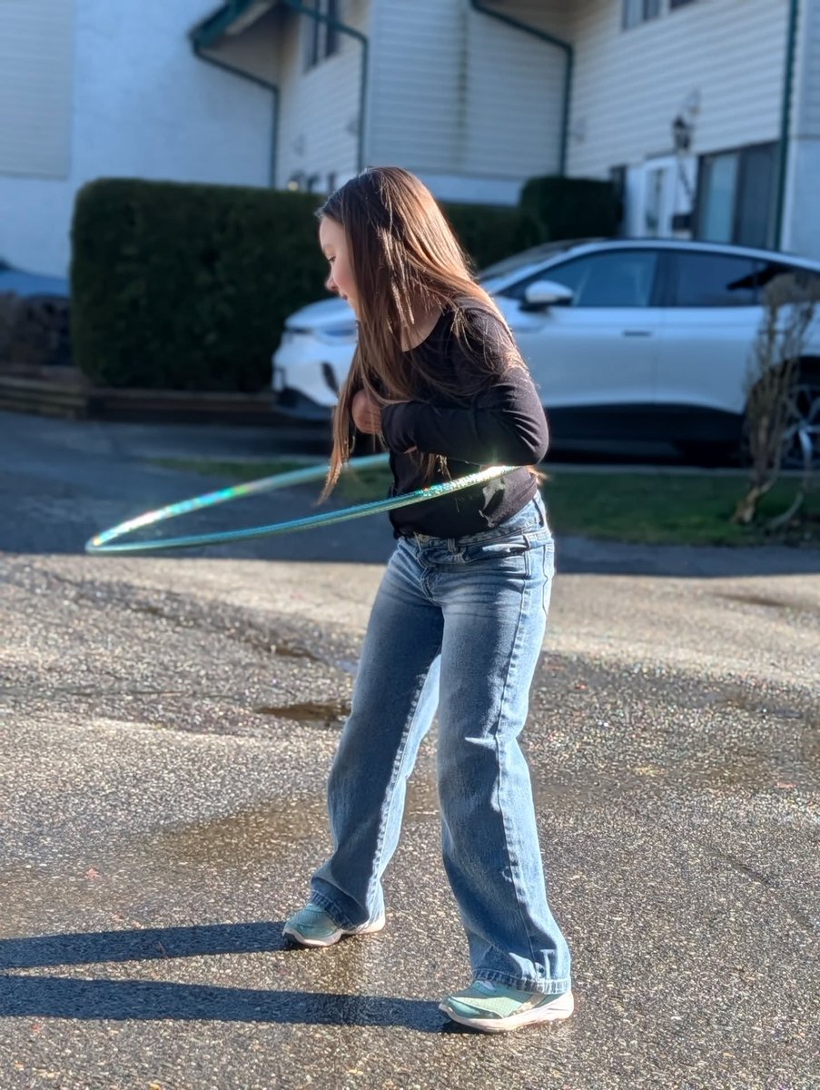 ciamin's tweet photo. By doing what you love, you inspire and awaken others. Isla is excited for the warm weather and hooping again! She’s aiming to set new records, starting with 20 minutes yesterday and 40 minutes next week. https://t.co/cItjaZ7w0D