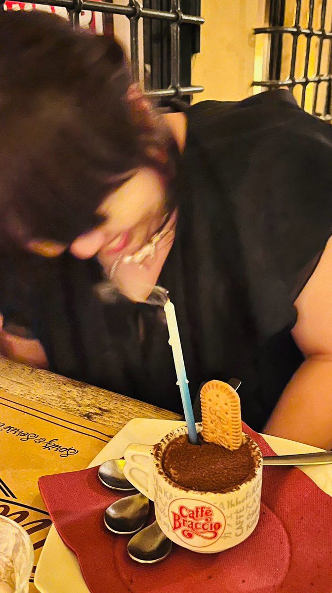 mikano49's tweet photo. そういえば。先週末に何とローマでお誕生日祝いしてもらったんですよ。当日は機内なので前日におされなレストランで。ティラミスにろうそくで。うれしかったなー。としみじみ今も思い出してたんですが。改めてバースデーケーキ食べたいな、と思ったので今週末にいちごのケーキ食べよっと！うひひぃ https://t.co/WLj7M8i8uD