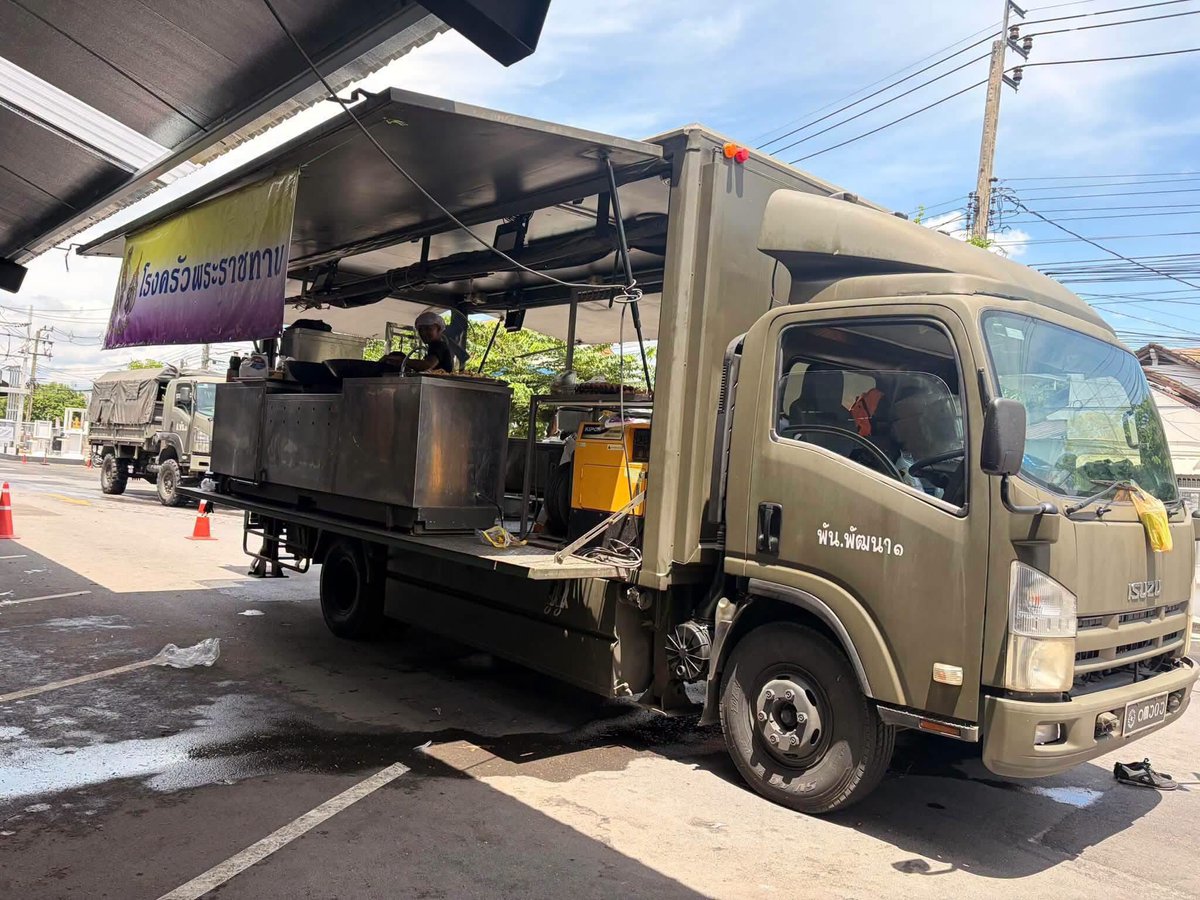 Deelert1's tweet photo. ใครไม่รักกูรัก ร 10
ภาพจากคุณหมอพรทิพย์
โดรนส่งอาหารให้ 
แฟลต คลองจั่น
ทำไมพระองค์คิดได้ !!!
ทำไมพระองค์ต้องคิด !!!
เพราะในหลวงทุกพระองค์
รักประชาชนแบบไม่มีเงื่อนไข
พระองค์ไม่ได้ใช้งบของรัฐ.
คนที่ใช้งบของรัฐ
ทำไมไม่คิดวะ
Cr. Salinee Panyarachun https://t.co/s4WAj3AQ22