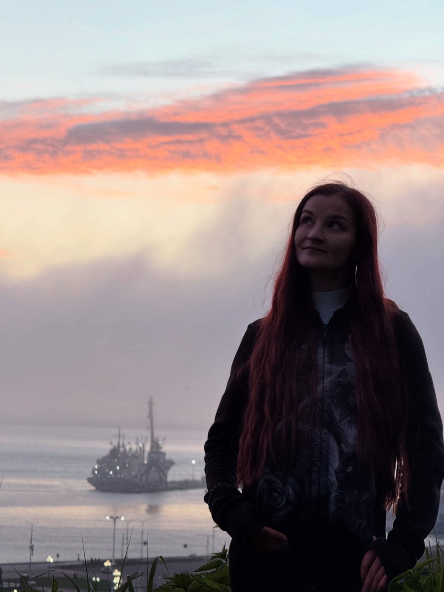 LurleneVocelka's tweet photo. 2026년 7월 3일 Anastasiya Isaeva의 사진. 배, 황혼, 텍스트가 담긴 이미지일 수 있습니다. https://t.co/rWaRxNXyW3