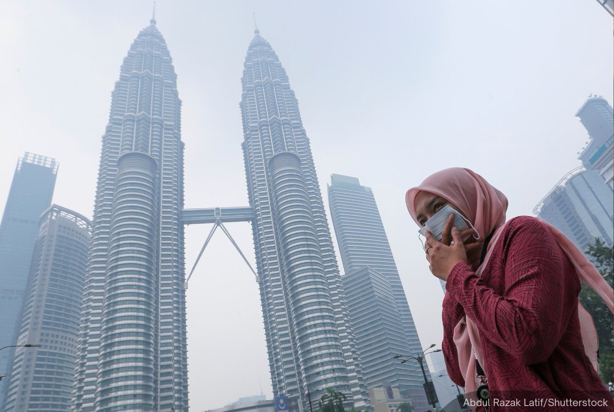 NewsBFM's tweet photo. Singapore and Kuala Lumpur are among the world’s five most polluted cities as severe haze from Indonesian wildfires worsens, Bloomberg reports.

Dry conditions and east-to-southeast winds are expected to keep the haze for at least another week, ahead of F1 races in both cities.

🧵1