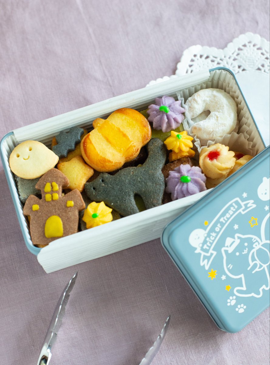 tomos0105's tweet photo. 本日21時〜
10/8(水)発送のお菓子の販売を開始します✨

🌙 新作！丸缶セット
缶の中には…
・アールグレイ香る紅茶の猫ちゃんフィナンシェ🐱
・カルピス発酵バターと国産はちみつを贅沢に使った「にくきゅうマドレーヌ」🐾
が入っています！

🍫 猫ちゃん型ショコラシュトーレン
今回はレーズンとマジパン不使用
ラム酒浸けにしたフルーツ（パパイヤ・マンゴー・パイナップル・オレンジ）と香ばしいくるみ、ベルギー産チョコレートをたっぷり贅沢に練り込みました
苦すぎず食べやすい味わいです

🎃 ハロウィン缶
オバケやかぼちゃ、黒猫ちゃんなどのクッキーがぎっしり詰まった季節限定缶！
プレゼントにもぴったりです

⏰ 販売期間：本日 9/30 21:00〜10/6 23:59
📦 発送予定：10/8(木)

販売ページは後ほどお知らせします
ご注文を心よりお待ちしております！
