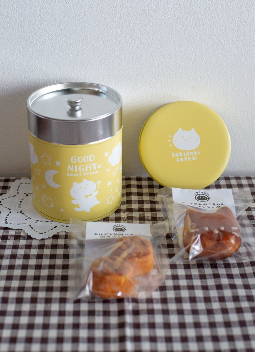 tomos0105's tweet photo. 本日21時〜
10/8(水)発送のお菓子の販売を開始します✨

🌙 新作！丸缶セット
缶の中には…
・アールグレイ香る紅茶の猫ちゃんフィナンシェ🐱
・カルピス発酵バターと国産はちみつを贅沢に使った「にくきゅうマドレーヌ」🐾
が入っています！

🍫 猫ちゃん型ショコラシュトーレン
今回はレーズンとマジパン不使用
ラム酒浸けにしたフルーツ（パパイヤ・マンゴー・パイナップル・オレンジ）と香ばしいくるみ、ベルギー産チョコレートをたっぷり贅沢に練り込みました
苦すぎず食べやすい味わいです

🎃 ハロウィン缶
オバケやかぼちゃ、黒猫ちゃんなどのクッキーがぎっしり詰まった季節限定缶！
プレゼントにもぴったりです

⏰ 販売期間：本日 9/30 21:00〜10/6 23:59
📦 発送予定：10/8(木)

販売ページは後ほどお知らせします
ご注文を心よりお待ちしております！