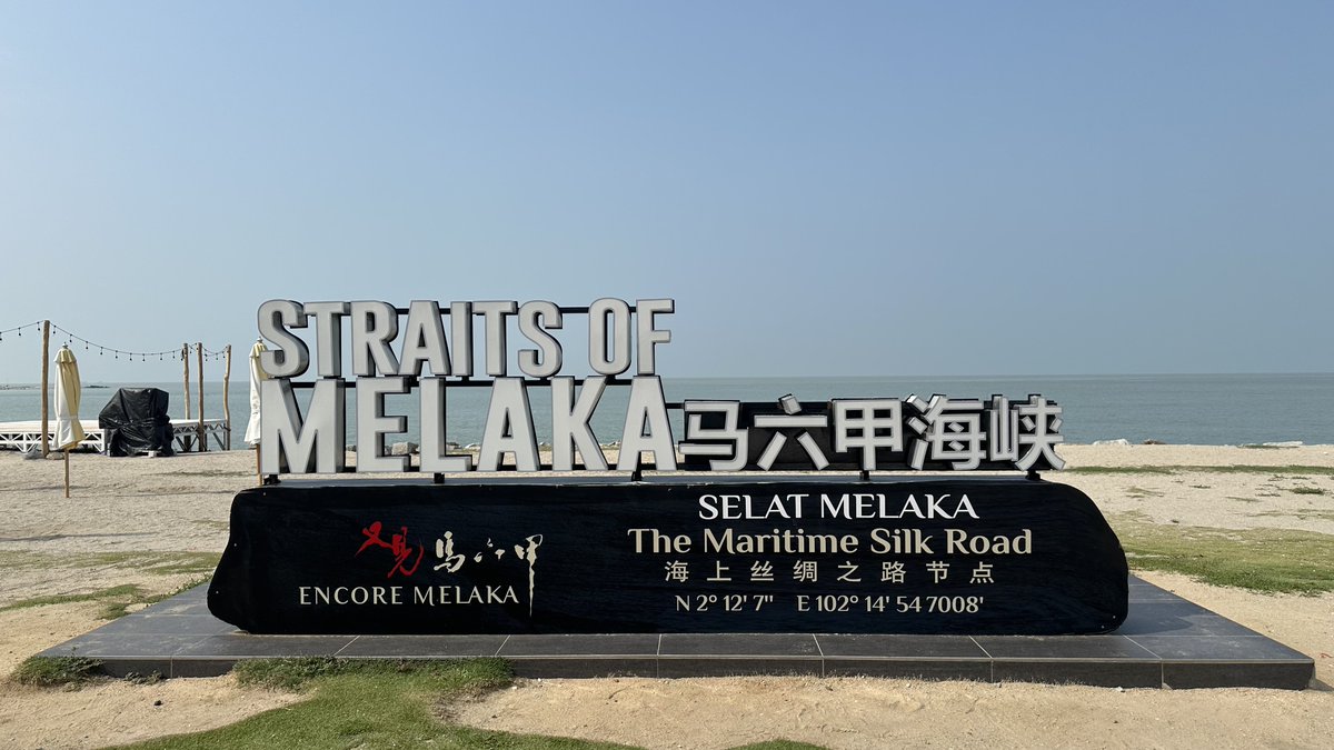 Shin0buZ's tweet photo. 数几年前在地理课堂上的我，怎么会想到如今我就站在马六甲海峡 https://t.co/CbsbFODUy0