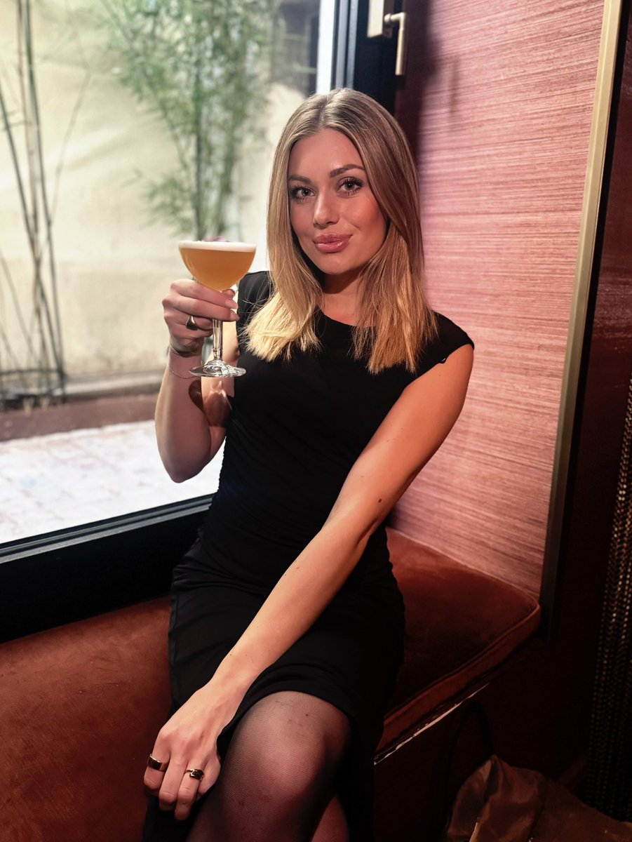Anna_Reynoldz's tweet photo. Cheers 🥂 https://t.co/IkYLtfJOeJ