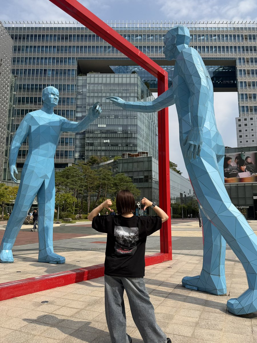 imy_miiii's tweet photo. 【韓国マーベル旅🇰🇷】
アベンジャーズ:エイジオブウルトロンの1時間19分あたりでクインジェットが登場するシーンのロケ地です👏
近くにロケ地認定オブジェもあったよ！
韓国羨ましすぎる！！！！🥹
#アベンジャーズ https://t.co/IFaHSEQhpU