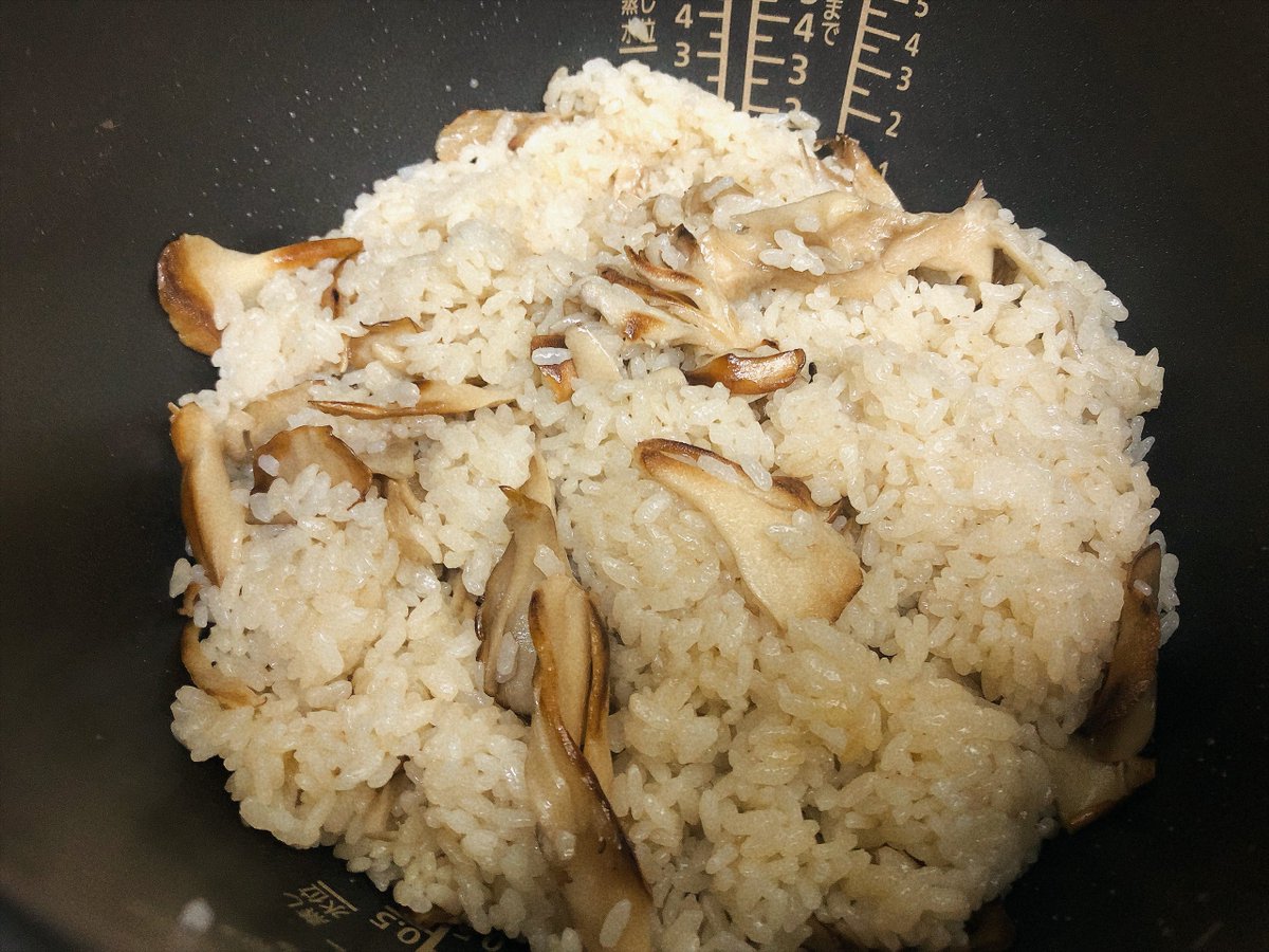 lovenia_elonga's tweet photo. 秋には舞茸の炊き込みご飯を作りなさい
舞茸2パック買ってきてフライパンで軽く油ひいてはじがパリパリになるくらいまで焼いたら米二合を普通に炊く準備して水は少し少なめで、あとは焼いた舞茸ぶち込んで塩ひとつまみ入れて好みで油足して炊きなさい
炊き上がったら醤油すこしかけなさい https://t.co/tjL4x1Mcgh