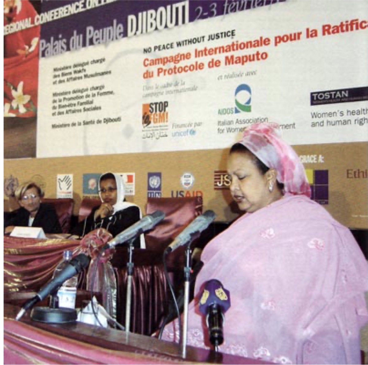 awleed16564's tweet photo. pourquoi Monsieur dileita avait démissionné madame kadra mahamoud pour quelle raison elle était démissionnée pour lui qu'il va en day  qui était son pays natal.odette pour quelle raison que tu le refuses le président soir réunion avec le Premier ministre qui est le président https://t.co/opjEE8eH0y