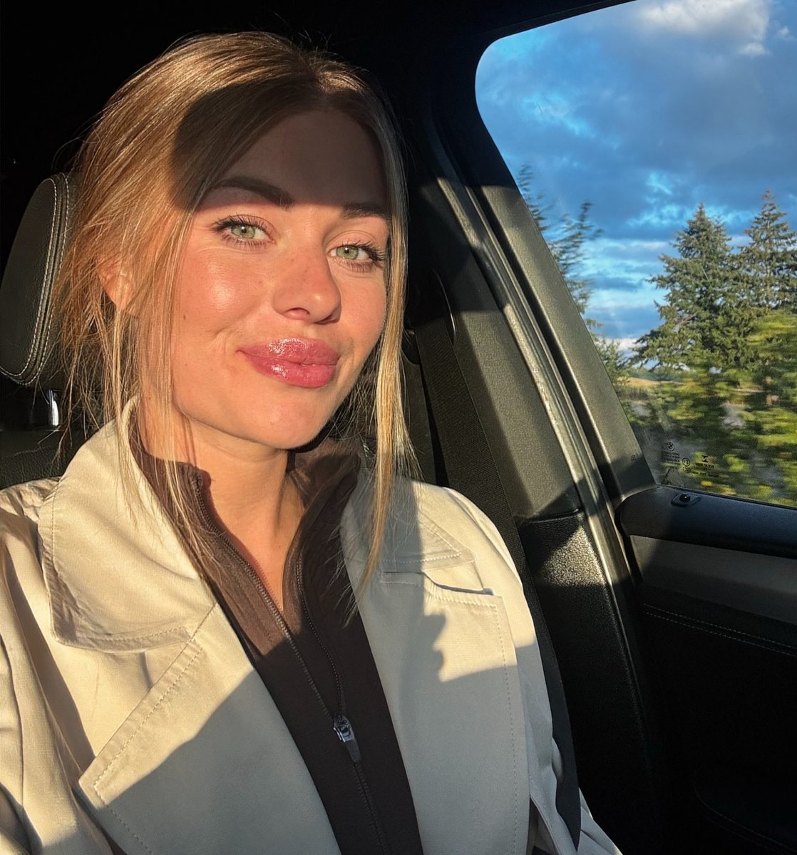 Anna_Reynoldz's tweet photo. Maybe I should give up my apartment and get a camper van instead 😅 then at least I wouldn't have to pack my suitcase every week. https://t.co/B4nZaU6cPf