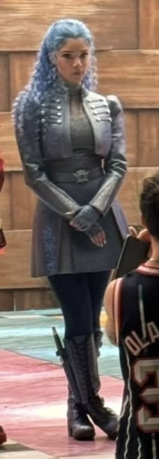harleykinzzz's tweet photo. this will always be my favorite outfit of chloe’s, the puffed up sleeves with the cropped jacket in this metallic silvery blue giving off a total knight vibe and pairing it with a little skirt and heels oh chloe u r so cute https://t.co/mbA6YawoWk