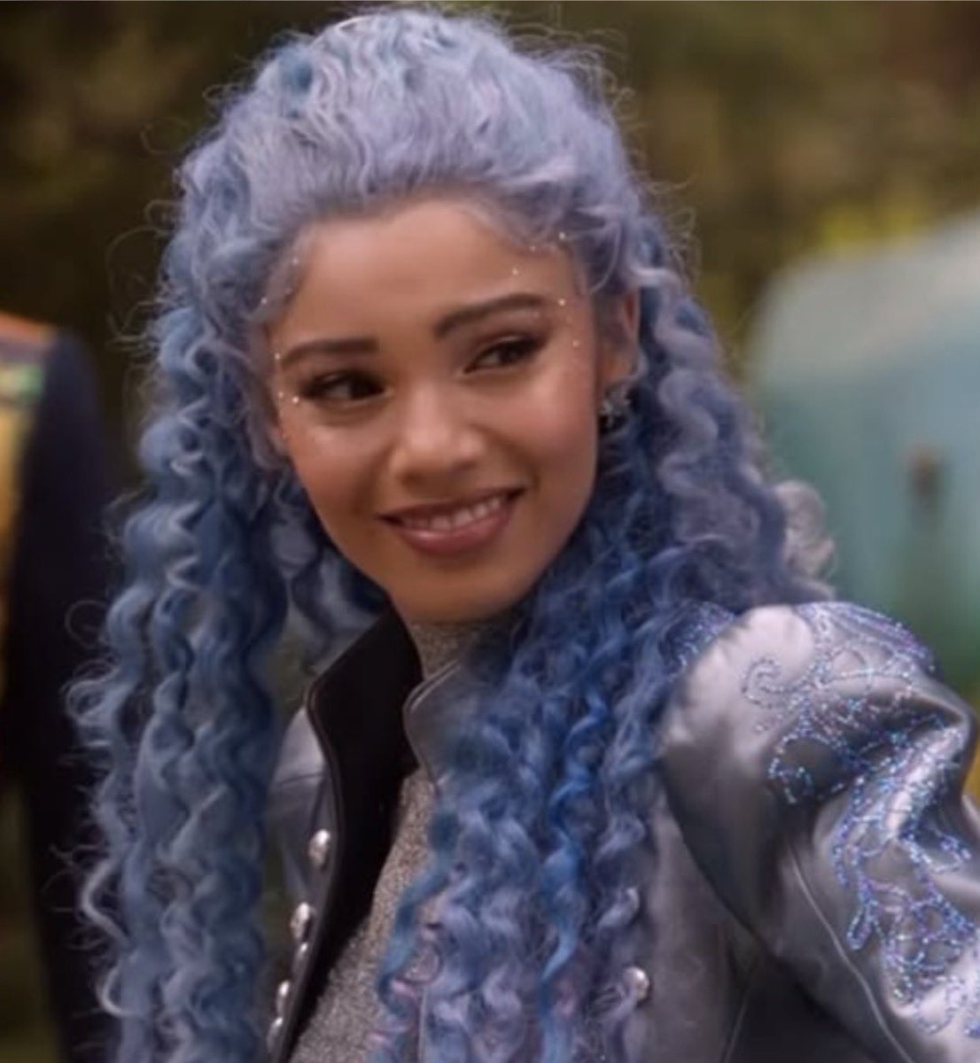 harleykinzzz's tweet photo. this will always be my favorite outfit of chloe’s, the puffed up sleeves with the cropped jacket in this metallic silvery blue giving off a total knight vibe and pairing it with a little skirt and heels oh chloe u r so cute https://t.co/mbA6YawoWk