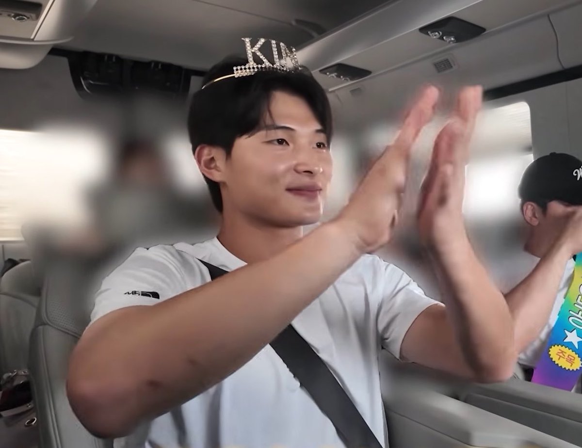 giantsaesthetic's tweet photo. 왕관 쓴 꼬라지 존내 웃김 아 https://t.co/YB7fC23Dr5