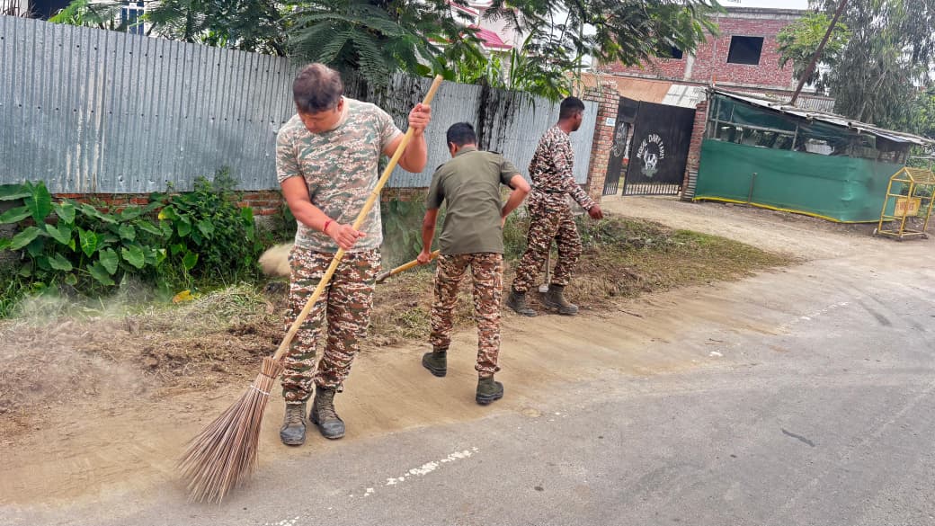 71BNCRPF's tweet photo. Swachhata hi seva-2026 campaign by 71 Bn A Cleanliness drive was conducted on NH-02 at Royal Dairy Form, Kwakta, Bisnupur, Manipur.
#SHS2026
#SwachhataHiSeva2026
#MNSector
#Digrangeccpur
#digrangeccpur
#SwachhBharatGov
#SwachhBharat
#MoHUA_India
#MoJSDDWS https://t.co/x7hxrIIlKc