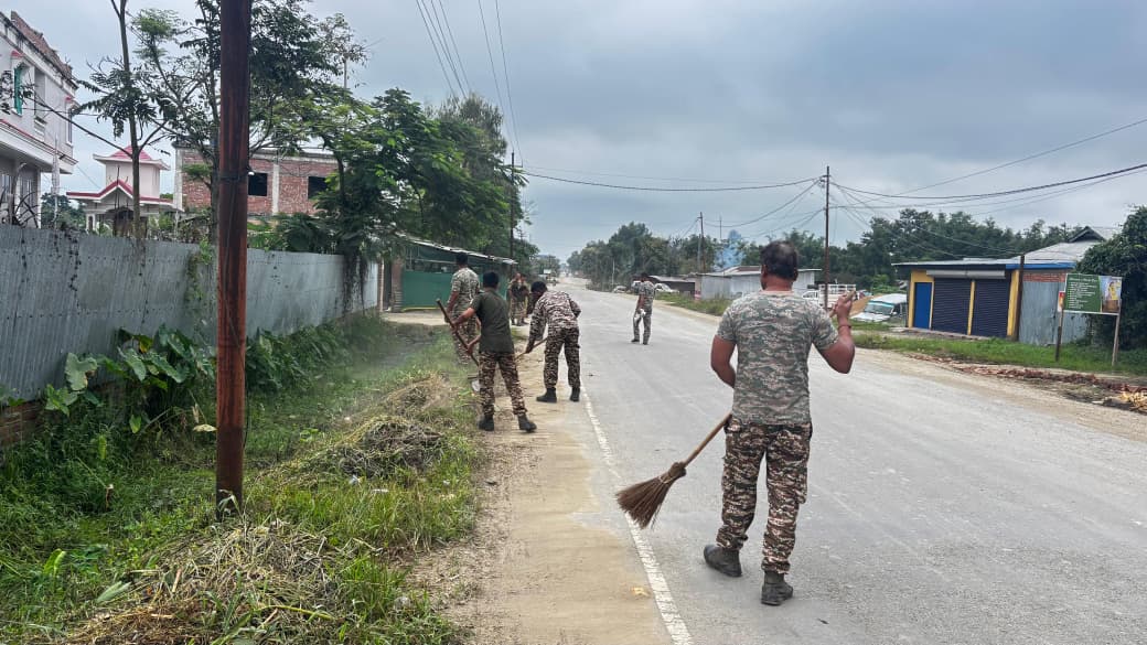 71BNCRPF's tweet photo. Swachhata hi seva-2026 campaign by 71 Bn A Cleanliness drive was conducted on NH-02 at Royal Dairy Form, Kwakta, Bisnupur, Manipur.
#SHS2026
#SwachhataHiSeva2026
#MNSector
#Digrangeccpur
#digrangeccpur
#SwachhBharatGov
#SwachhBharat
#MoHUA_India
#MoJSDDWS https://t.co/x7hxrIIlKc