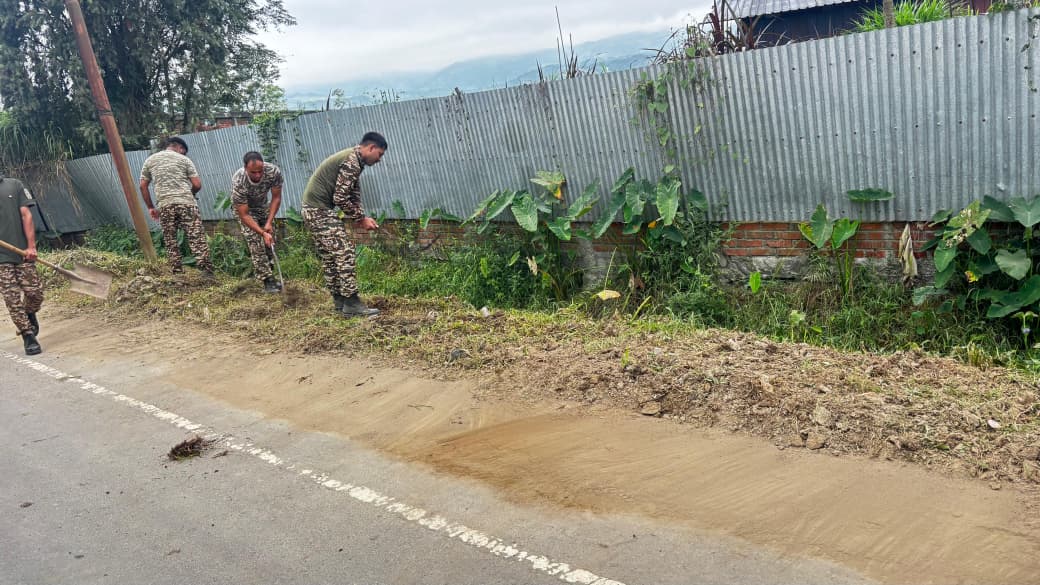 71BNCRPF's tweet photo. Swachhata hi seva-2026 campaign by 71 Bn A Cleanliness drive was conducted on NH-02 at Royal Dairy Form, Kwakta, Bisnupur, Manipur.
#SHS2026
#SwachhataHiSeva2026
#MNSector
#Digrangeccpur
#digrangeccpur
#SwachhBharatGov
#SwachhBharat
#MoHUA_India
#MoJSDDWS https://t.co/x7hxrIIlKc